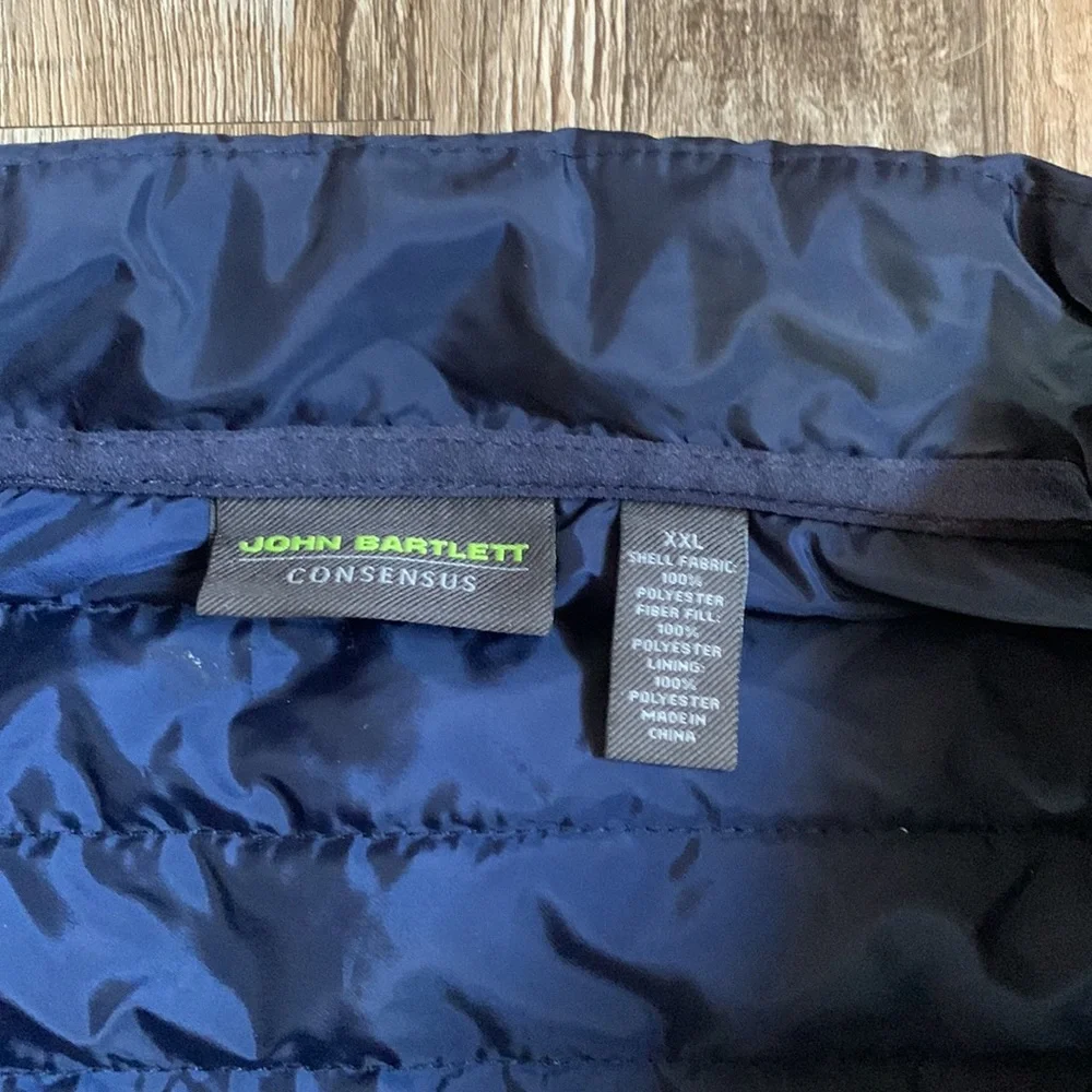 Men's Navy Puffer Vest - Picture 4 of 4